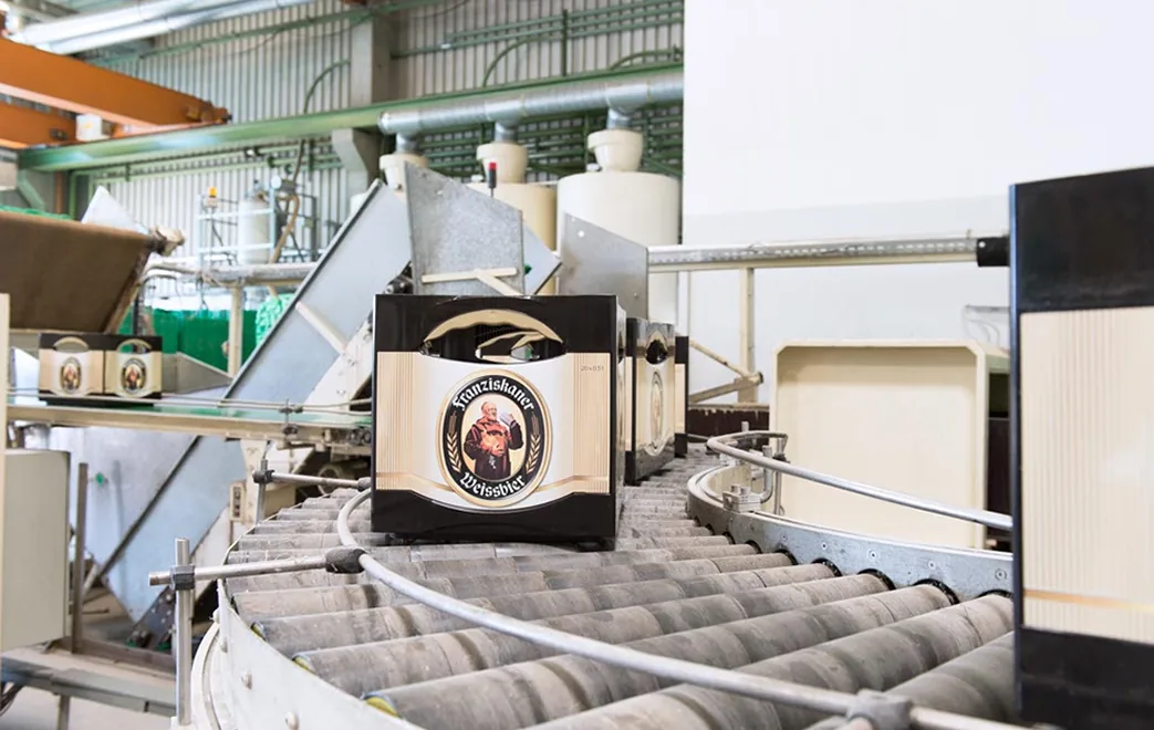 Beverage crate on conveyor